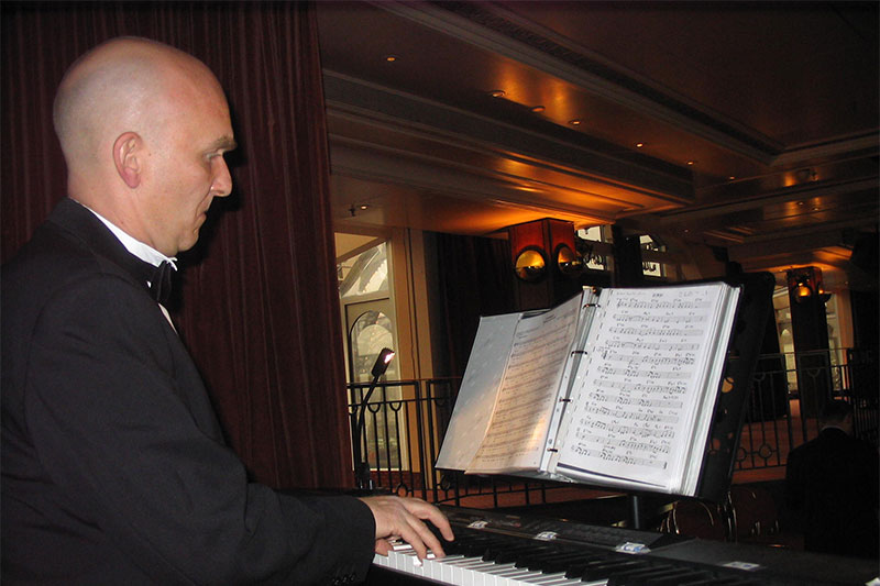 Pianiste en haut de la Tour Eiffel