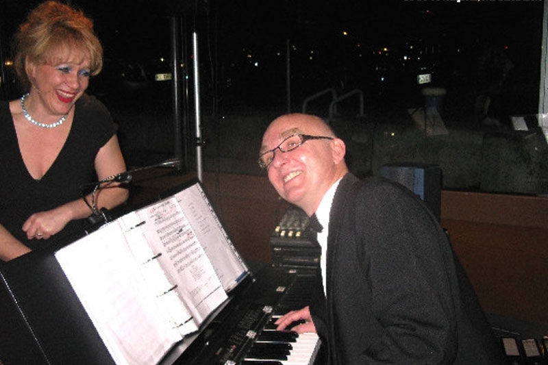 Mme Sacha, chanteuse dans le Loiret avec le pianiste Dominique Régnier