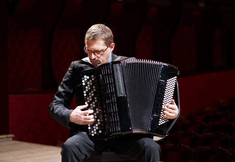 accordéoniste de cirque au cirque star